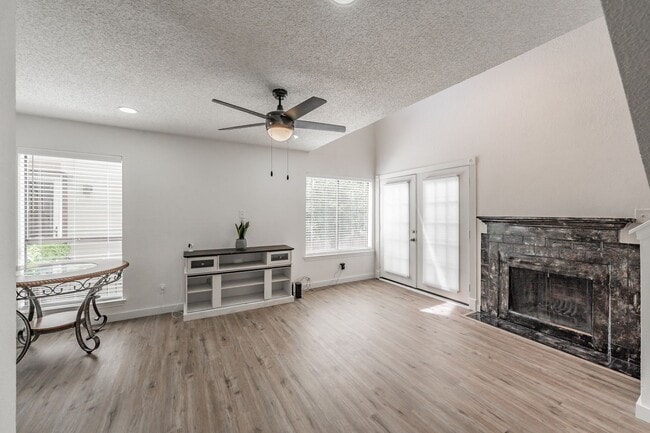 Building Photo - Updated 1-Bedroom Condo in Gated Community...