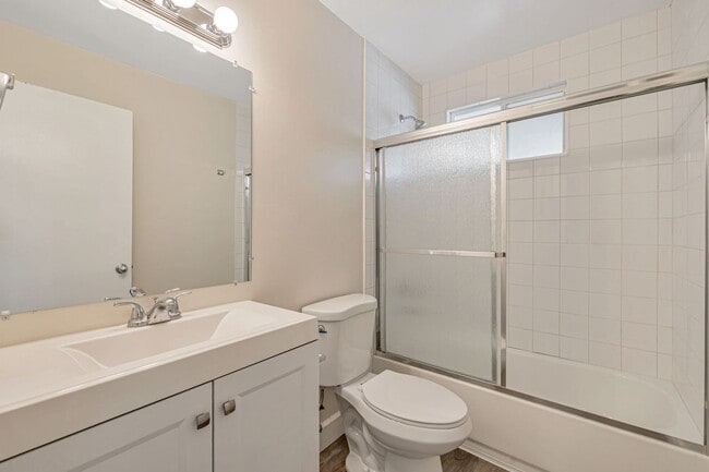 Building Photo - Recently Remodeled Duplex with Private Bac...