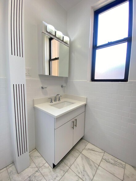 Building Photo - 166 W 72nd St