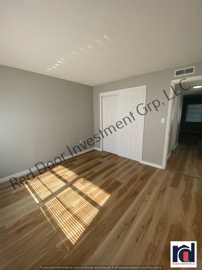 Building Photo - Upstairs 2/1 - Small Quiet Apartment Commu...