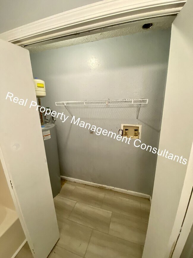 Building Photo - Free Rent Move In Special on 2 Bedroom hom...