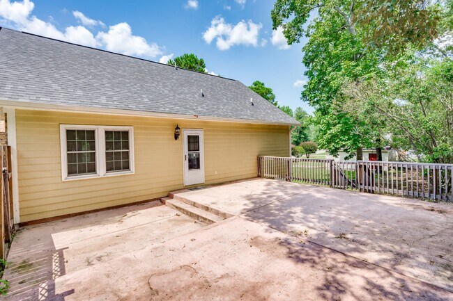 Building Photo - Charming 4-Bedroom Home in Prime Columbia ...