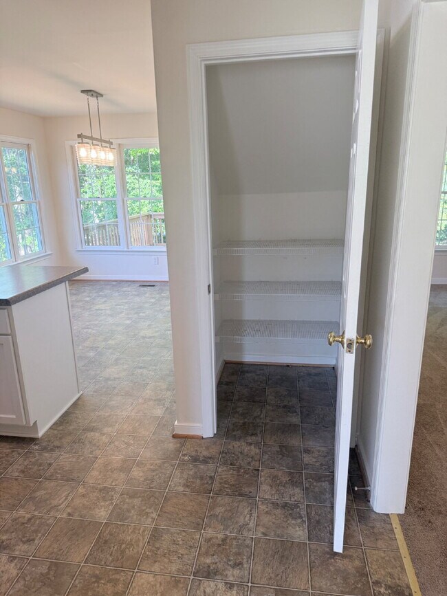 Building Photo - Great Location 3 Bedroom Home Ready to Move In