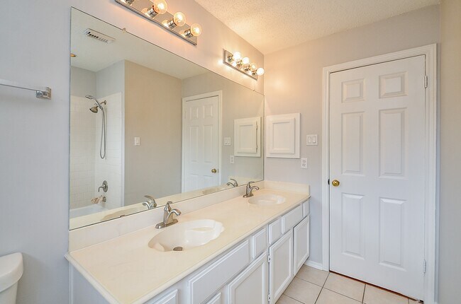 Building Photo - 1206 Green Knoll Dr