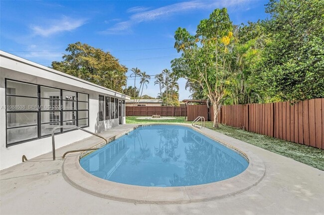 Building Photo - 1600 SW 9th St