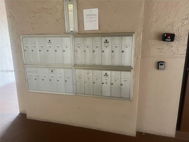 Building Photo - 9510 Seagrape Dr