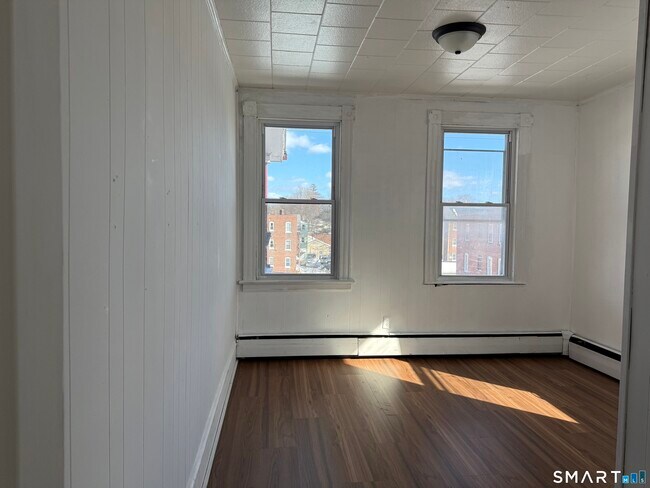 Building Photo - 198 Oak St