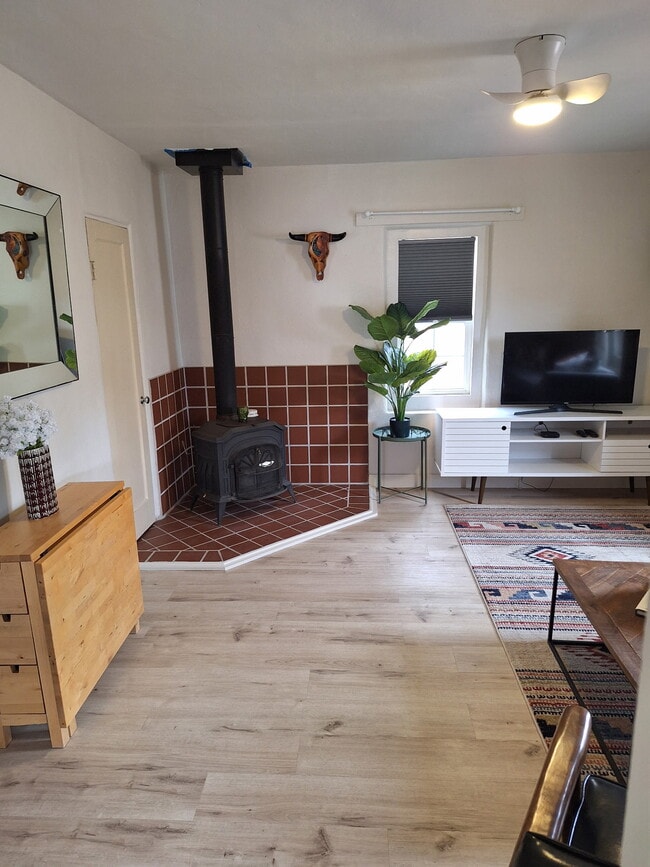 Building Photo - 912 7th St NW