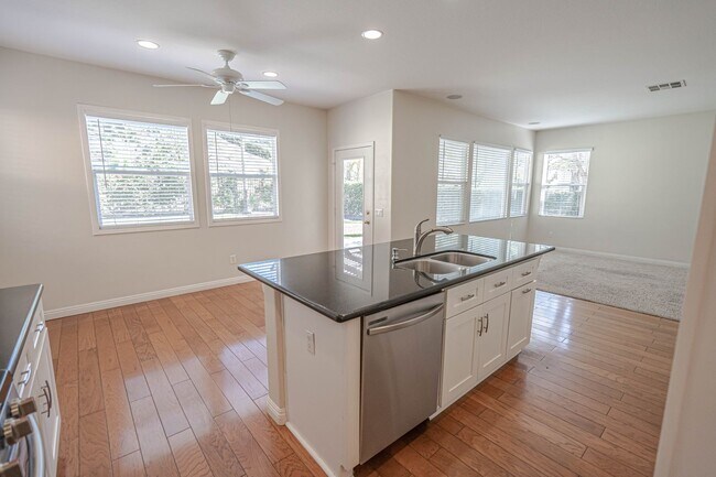 Building Photo - COMING SOON! 3 Bedroom Home for Rent in Santa Clarita!