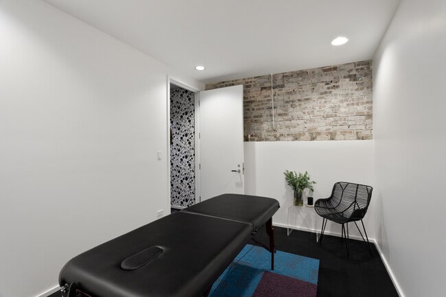 Building Photo - 1019 N Wolcott Ave