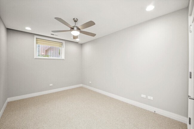 Building Photo - 2755 N Lakewood Ave