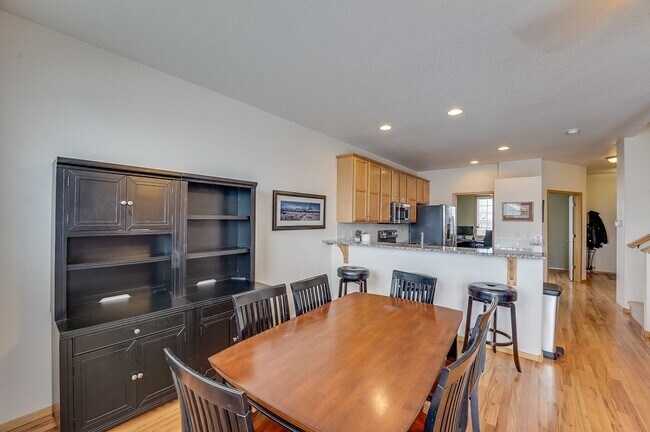 Building Photo - Spacious 3 bed, 2.5 bath Townhome in Ridgewood Hills!