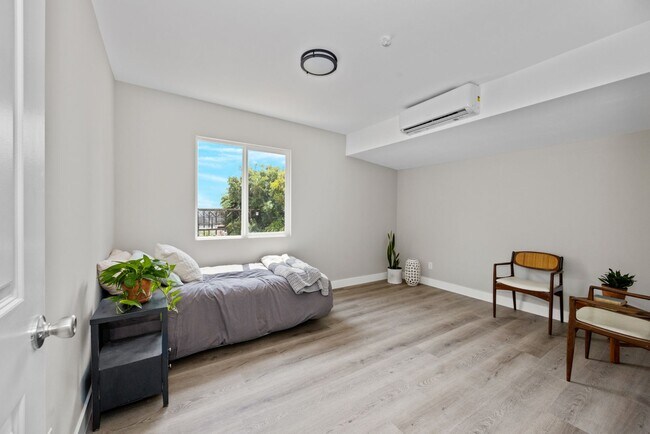 Building Photo - Reposado