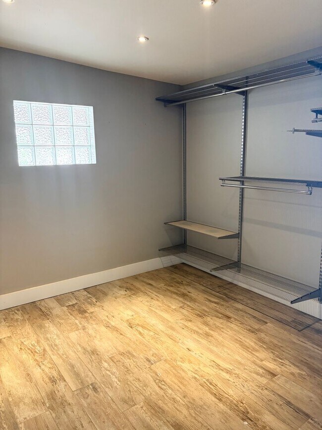 Building Photo - **STUNNING 3 BEDROOM/2 BATHROOM FULLY RENO...