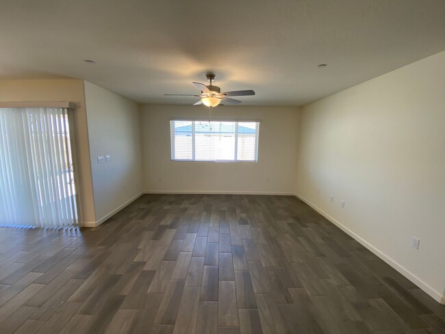 Building Photo - NE Visalia home Available soon!