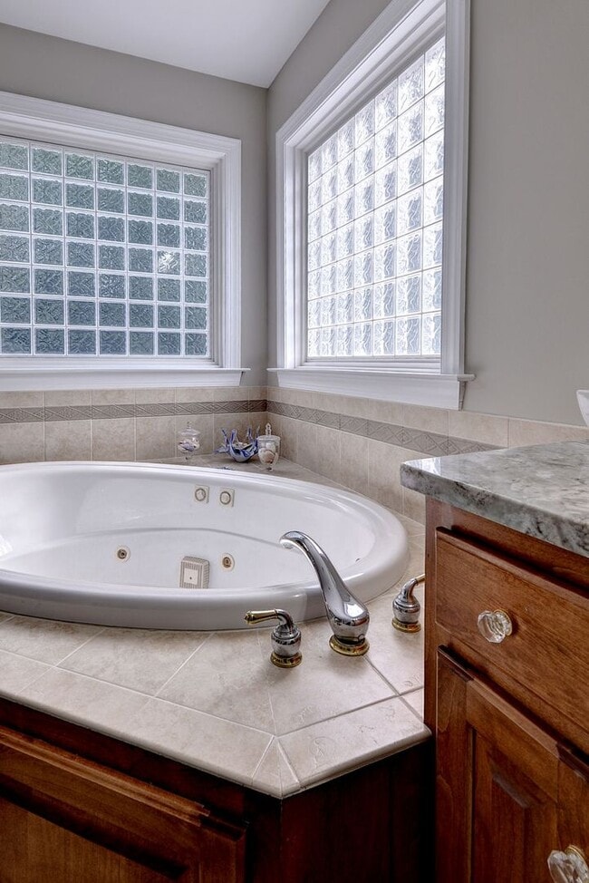 Building Photo - Spacious 5BR/4BA Home in Yorktown – Convenient Location and Comfortable Living