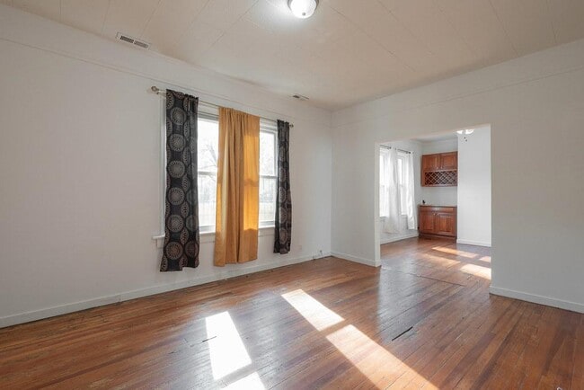 Building Photo - 1323 Columbia St