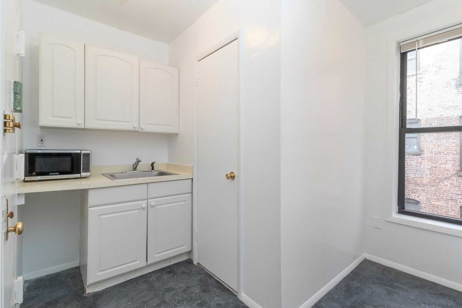 Building Photo - 334 E 96th St