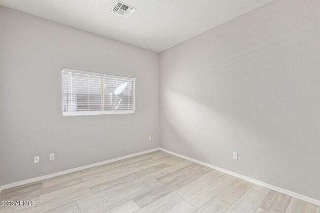 Building Photo - 2821 W Santa Cruz Ave
