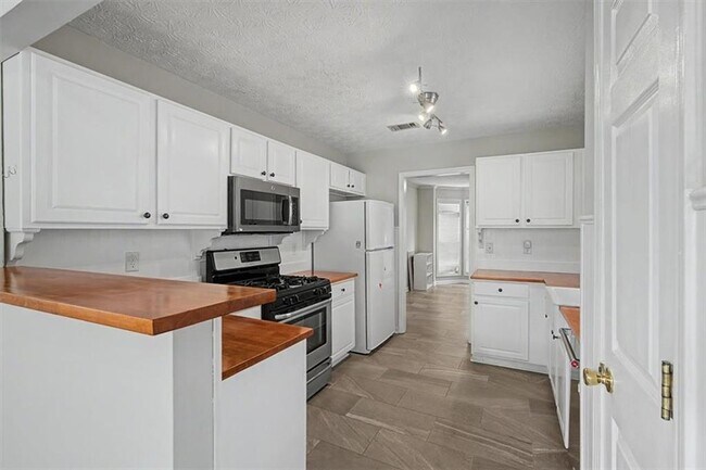 Building Photo - 665 Peachtree Trails Dr