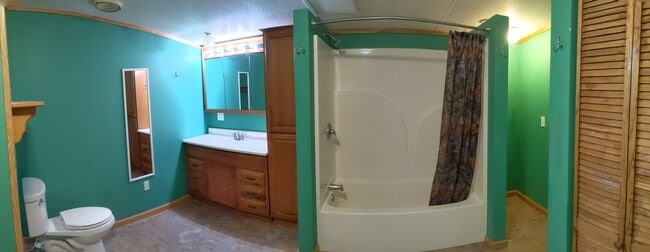 Building Photo - Great 3 Bedroom 2 Bath Home in quiet resid...