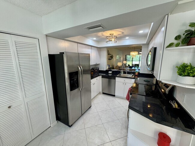 Building Photo - 5121 Oakhill Ln