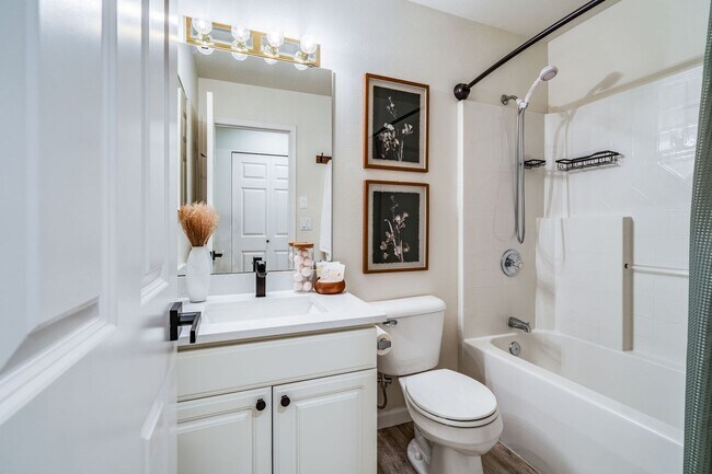 Building Photo - RENOVATED 3 BED, 3 BATH KIRKLAND TOWNHOME W GARAGE & EASY COMMUTE!
