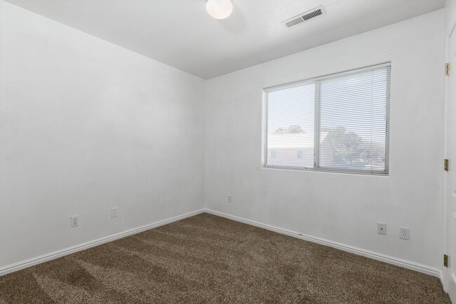 Building Photo - Spacious 3-Bedroom, 2.5-Bath Parkside Townhome