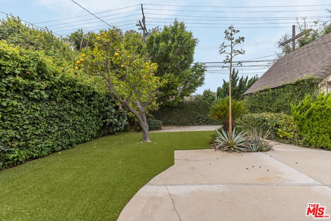 Building Photo - 459 S Bundy Dr