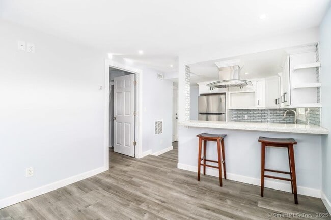 Building Photo - 15 Minerva St