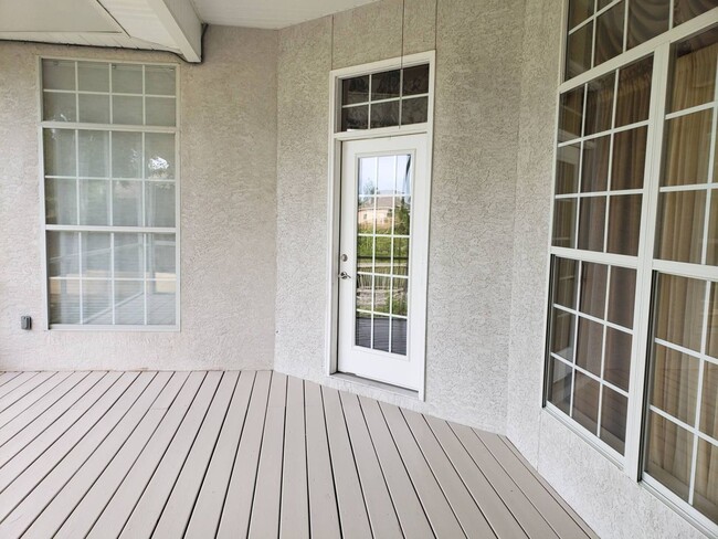 Building Photo - Beautiful, Custom-Built Home in Established & Coveted MOWAT HIGHLANDS!