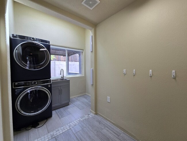 Building Photo - 7250 Via Verde