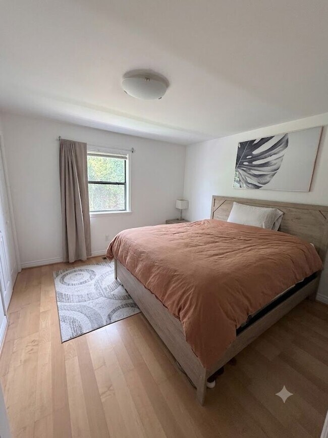 Building Photo - 2 bedrooms, 2.5 bathrooms Condo Located on Carr St