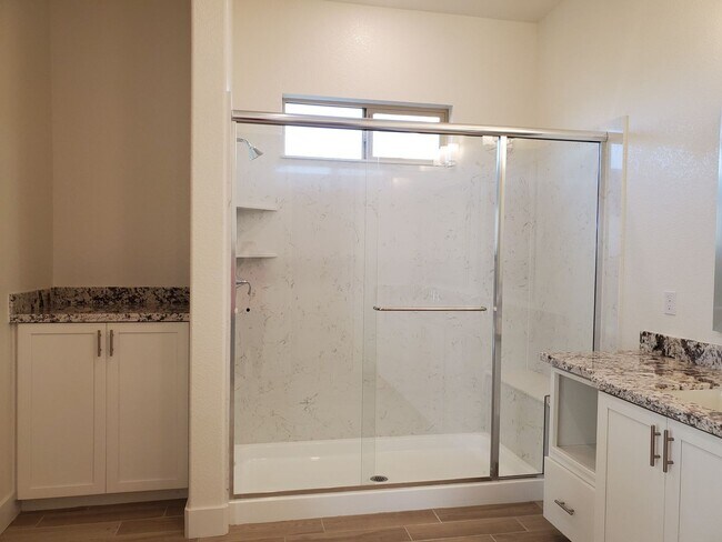 Building Photo - Next Gen Home with main house and guess unit in Spring lake Area