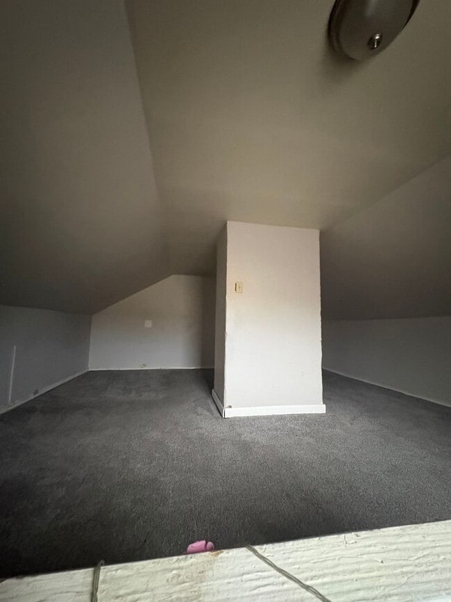 Building Photo - Section 8 Allowed-4 Bedroom 1 Bath House, Garage, Fenced Yard-York City SD