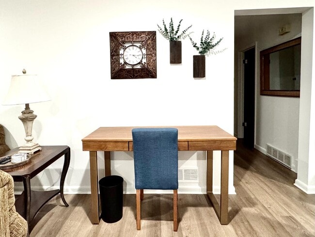 Building Photo - 1305 9th St W