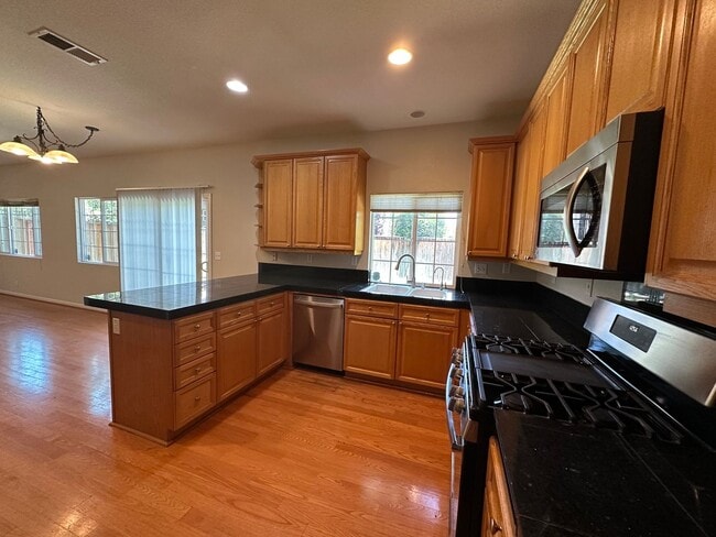 Building Photo - Beautiful 4 Bedroom, 3 Bath Brentwood Home