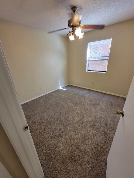 Building Photo - 104 E Truman Ave