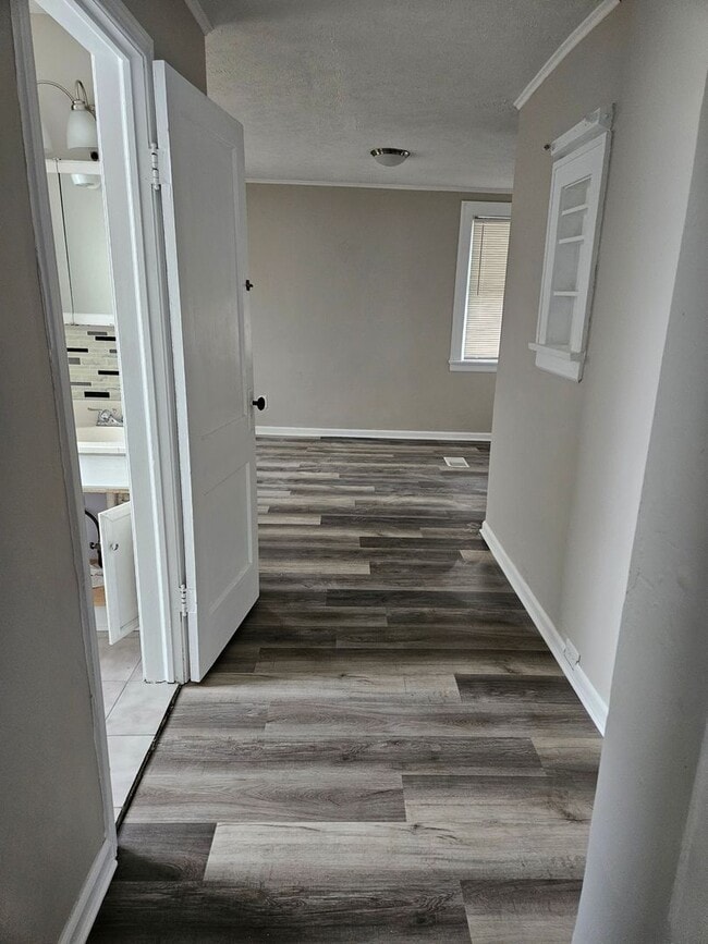 Building Photo - This spacious front porch Colonial is wait...