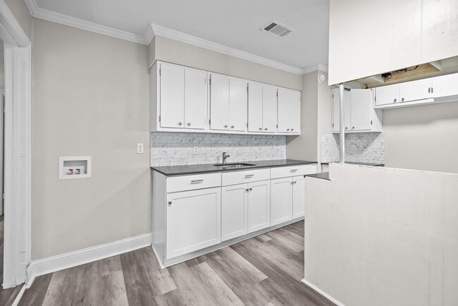 Building Photo - Charming 4 Bedroom, 2 Bathroom house