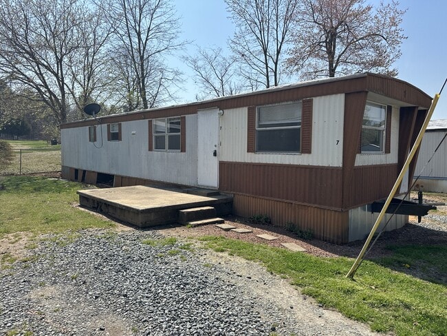 Building Photo - 7960 Reynolda Rd