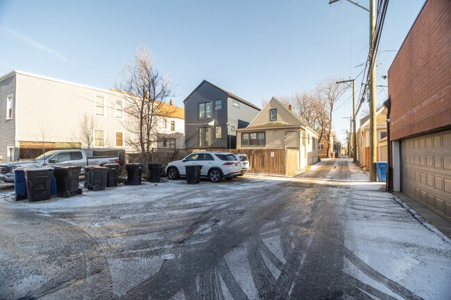 Building Photo - 2814 N Maplewood Ave