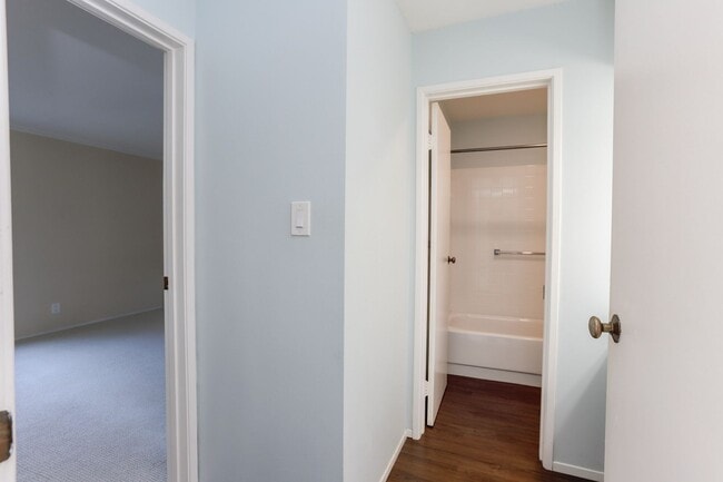Building Photo - 1 Bed / 1 Bath pet friendly condo with parking in beautiful San Mateo. YouTube Tour!