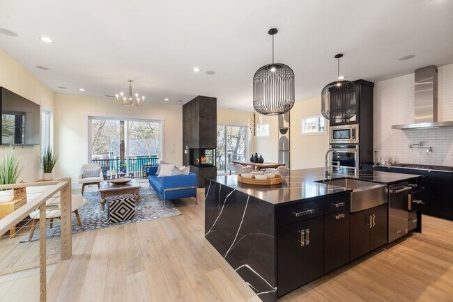 Building Photo - Modern 4-bedroom, 3 bathroom in the heart of Durham