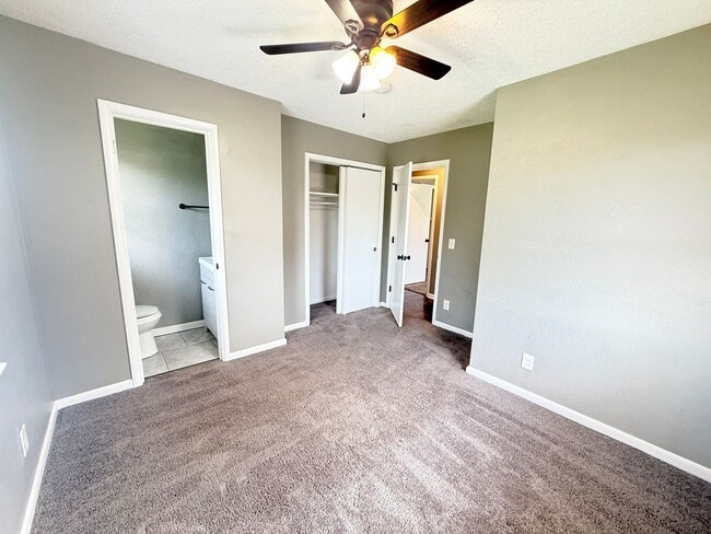 Building Photo - 667 Parkwood Dr