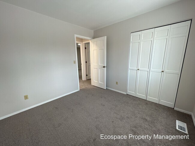 Building Photo - Four Bedroom House in the Smoky Hill neigh...