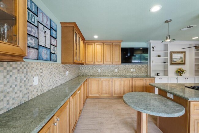Building Photo - 4866 Park Dr