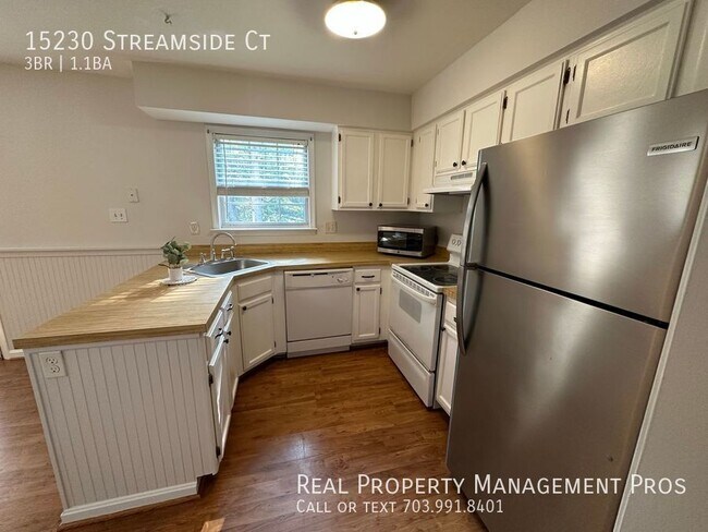 Building Photo - 15230 Streamside Ct