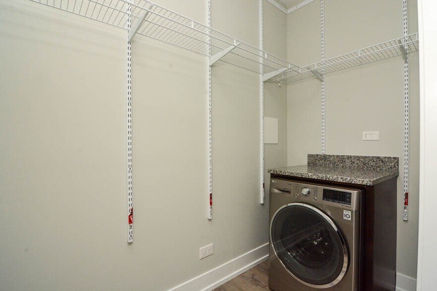 Building Photo - 722 W Brompton