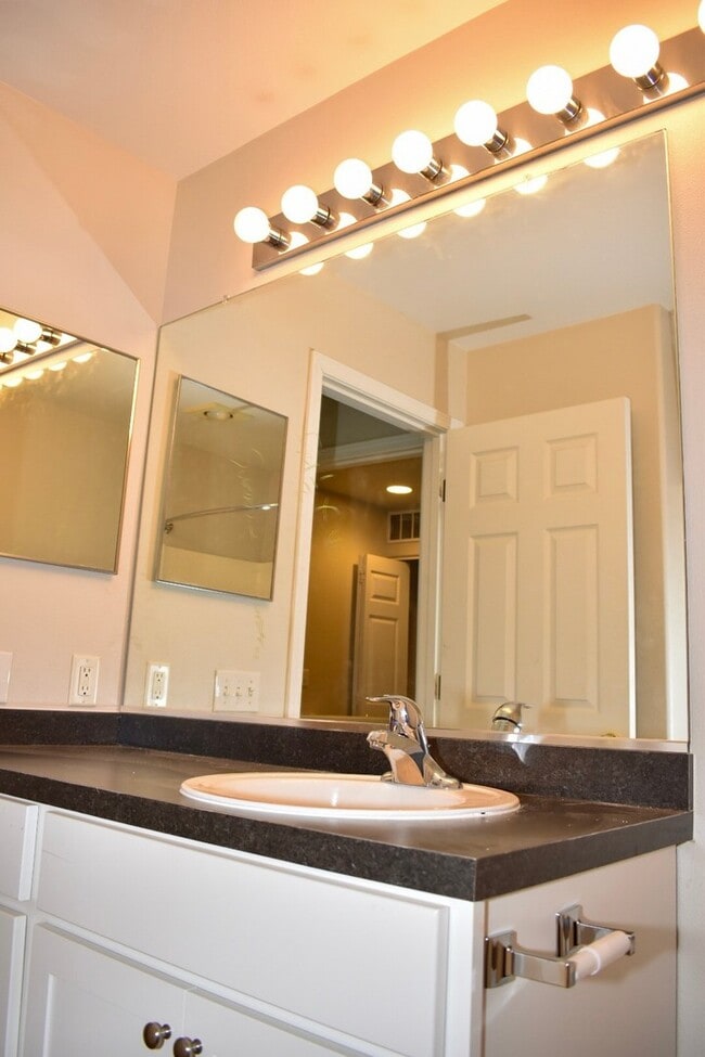 Building Photo - Gorgeous 2br/2.5ba Townhouse in Desirable ...